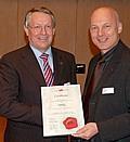 sffv-Vizepräsident Hanspeter Wicki (rechts) übergibt Armin Stoll, Direktor Flottenverkauf der General Motors Suisse SA, das Certificate.